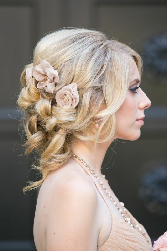 coiffure mariage tresse, cheveux blonds, collier suspendu, roses en tissu dans les cheveux