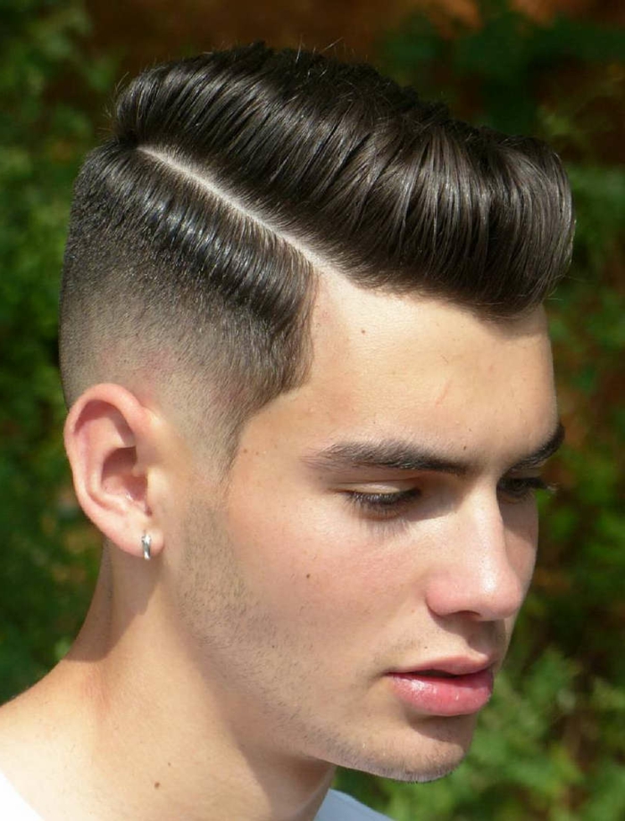 raie asymétrique, coiffure moderne, grande vague formée avec la frange, boucles d'oreille homme