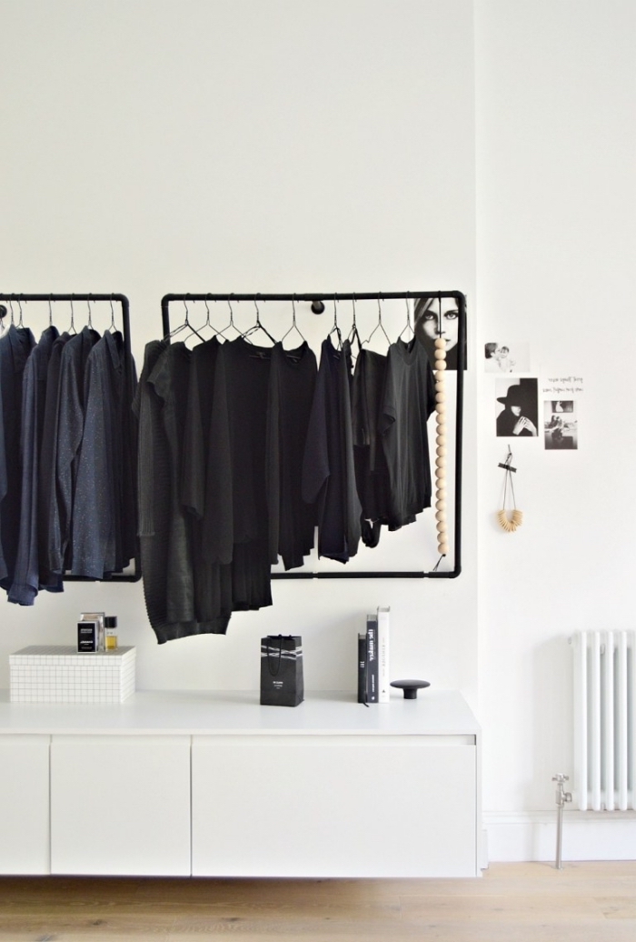 faire un dressing minimaliste en fixant des penderies au mur, en dessus d'une commode flottante dans la chambre à coucher