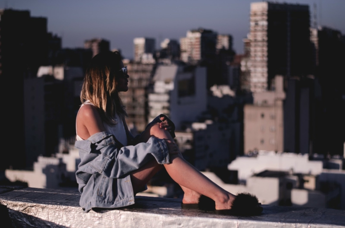 Fille assise sur un banc de toit haute, tenue chic décontracté pour femme, tumblr girl style cool idée de tenue bohème femme
