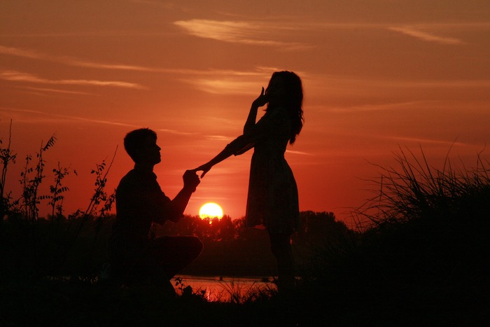 demande de mariage, couche de soleil, ciel en couleur orange, belle vue, deux personnes amoureux