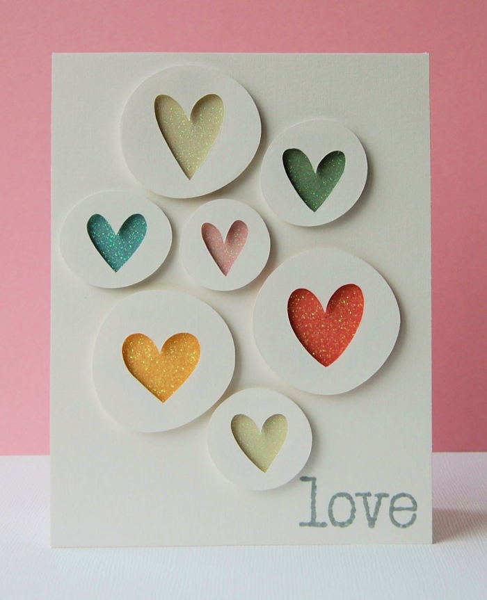 idée scrapbooking facile pour la Saint Valentin, modèle carte d'amour en papier blanc avec coeur 3D en peinture pailletée