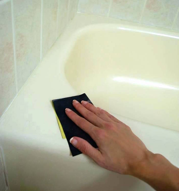 tutoriel comment repeindre une baignoire avec étape de poncage à la main avec papier de verre