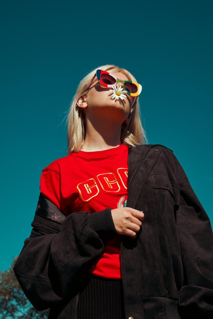 T-shirt rouge USSR, eclectique soviet union tenue, lunettes de soleil colorés style vintage, vetement femme chic tumblr girl style habit sans effort magnifique