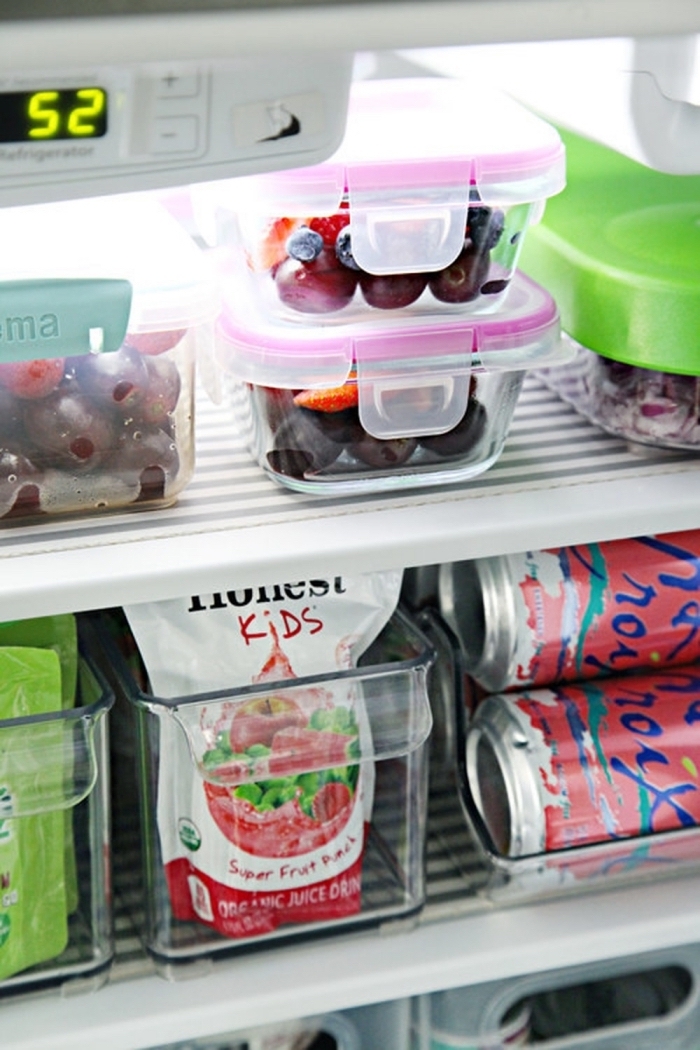 comment organiser son frigo pour mieux conserver les aliments, boite rangement frigo hermétique pour conserver les restes alimentaires et les fruits et légumes coupés