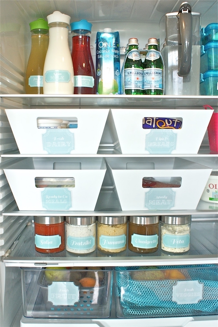 des paniers de rangement étiquetés pour ranger les aliments par groupes, astuces pour bien organiser son frigo