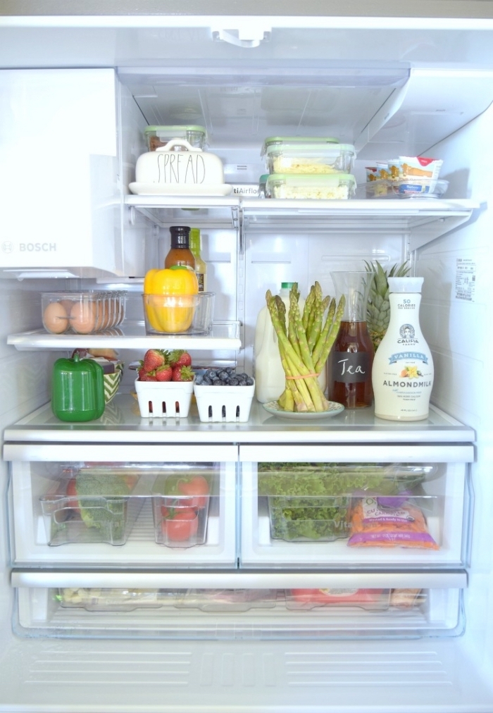 connaître les bons contenants alimentaires pour mieux conserver ses aliments, l'intérieur d'un frigo avec range legumes frigo, boîtes hermétiques et bacs de rangement