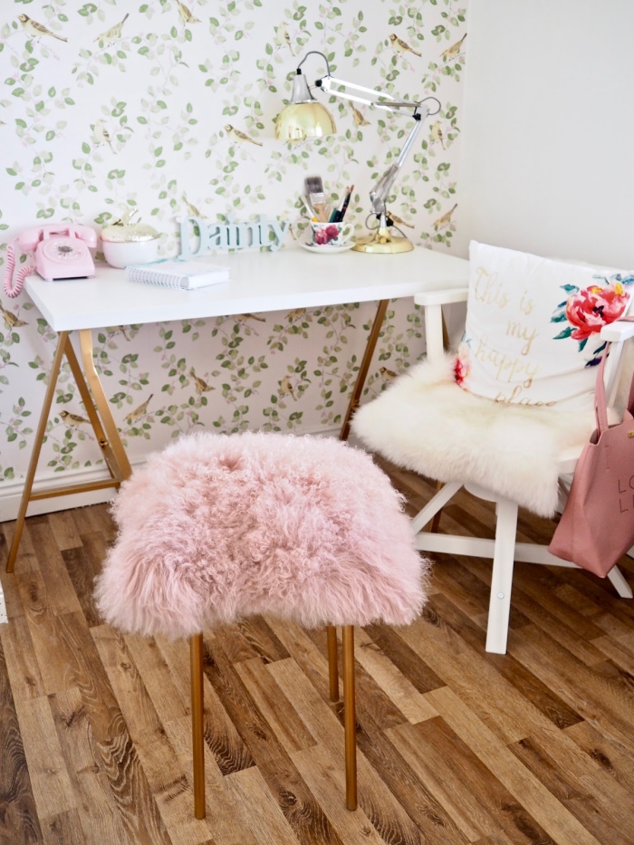 un meuble relooké pour se faire un coin bureau chic et féminin, tabouret marius de chez ikea repeint en cuivre, avec une assise revêtue d'une housse en fourrure rose