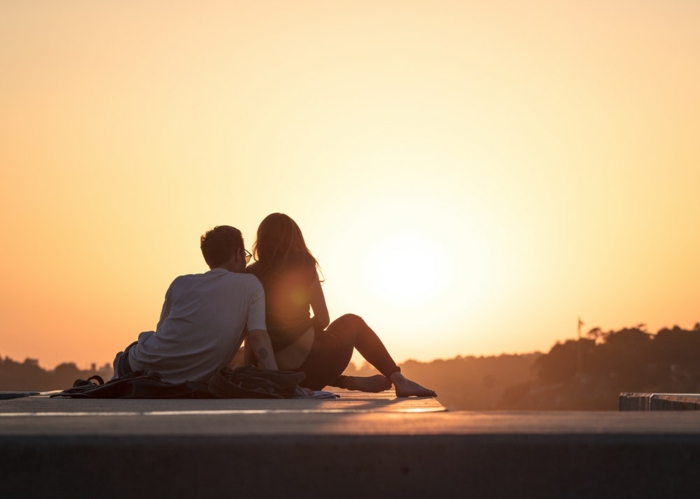 Coucher du soleil photo romantique, couple romantique, couleurs orange lumière du jour qui s'en va, regarder le coucher du soleil ensemble tradition romantique fond d'écran