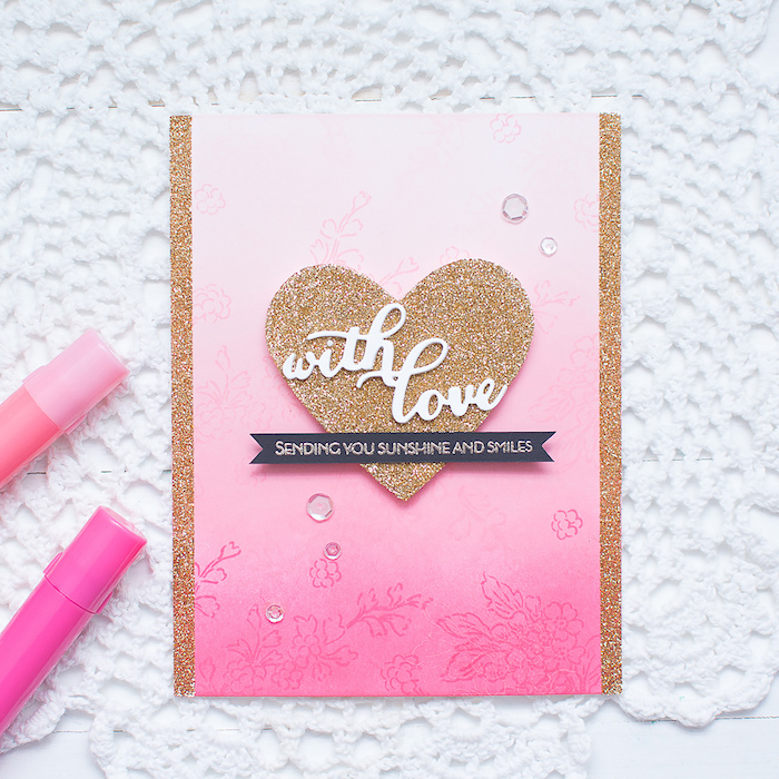 carte de voeux réalisée dans papier rose avec coeur doré en paillettes et petites lettres, idée scrapbooking pour saint valentin