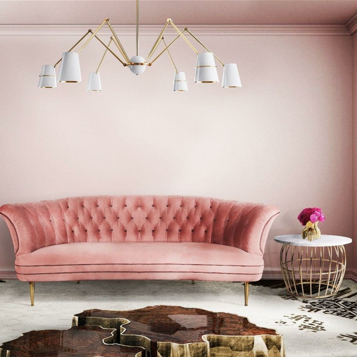 salon en rose et grand sofa capitonné en couleur saumon, lampe blanche, table basse blanc et métal, table tronc laquée