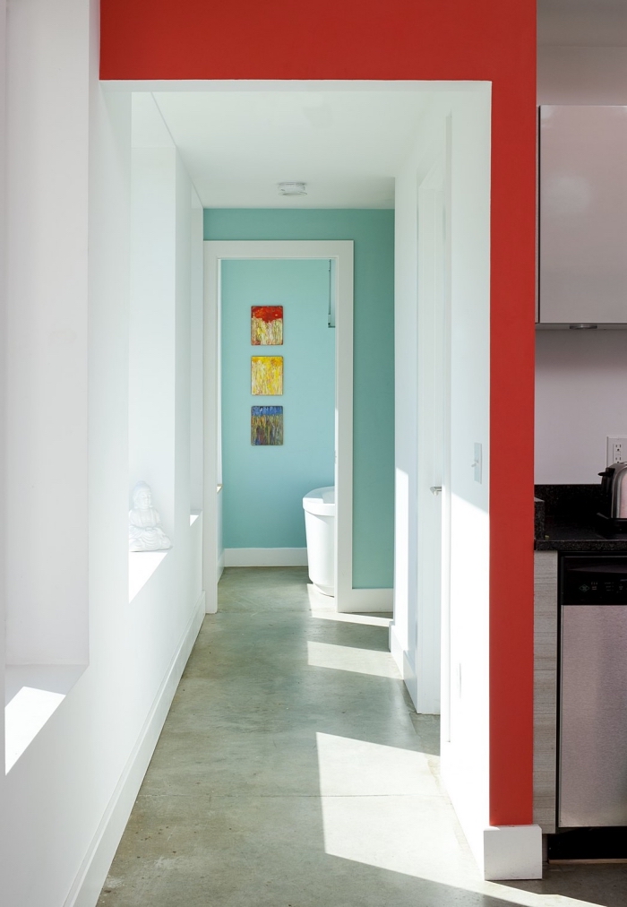 un couloir blanc avec des touches de couleur à ses deux extrémités, choix de couleur couloir pour animer un espace blanc