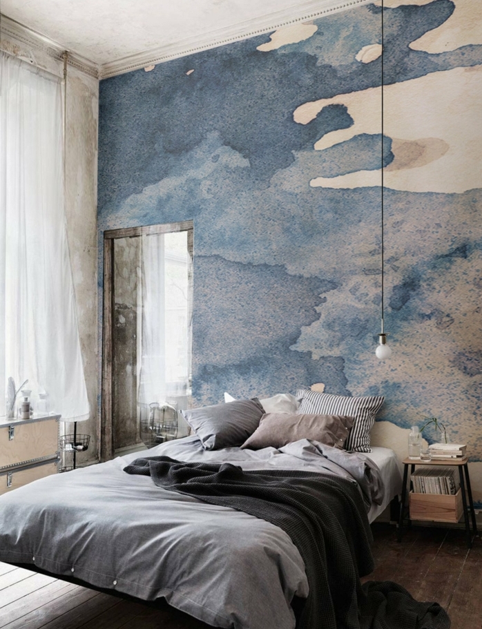 peinture chambre adulte moderne, chambre en bleu et blanc, équipement minimaliste, chevet en bois, ampoule pendante