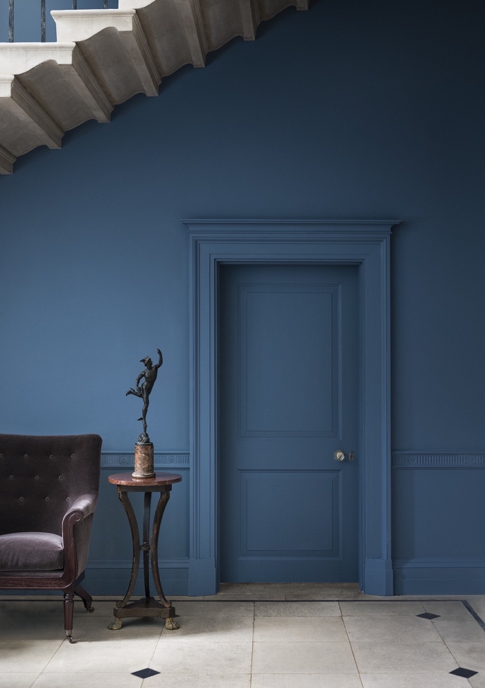 décoration couloir d'entrée épurée et sophistiquée, hall d'entrée aux murs, plinthes et boiseries de la même couleur bleu profond et lumineux