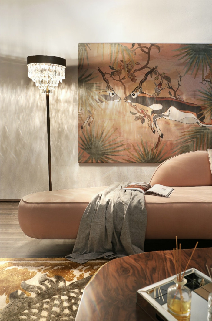 grand sofa couleur tendance 2019, grand panneau avec deux cerfs, table en bois, chandelier