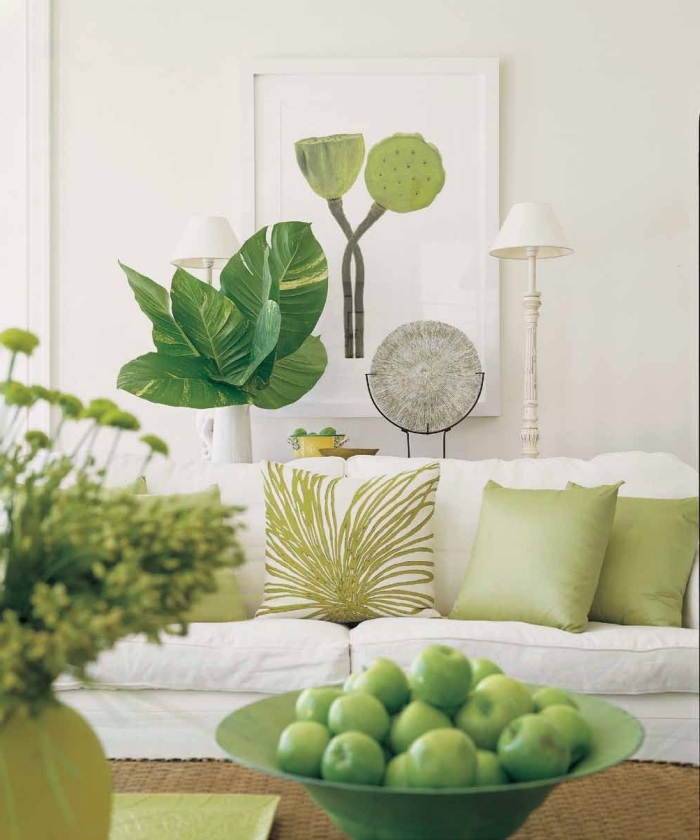 déco de salon blanc et vert, modèle de canapé blanc décoré avec coussins en couleur vert pastel, accessoires décoratifs nuances vertes