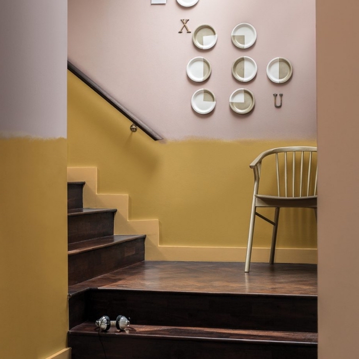 idée pour peindre une cage d'escalier en 2 couleurs tendance, des murs bicolores peints en jaune moutarde et rose cendré sans une ligne bien définie entre les deux parties