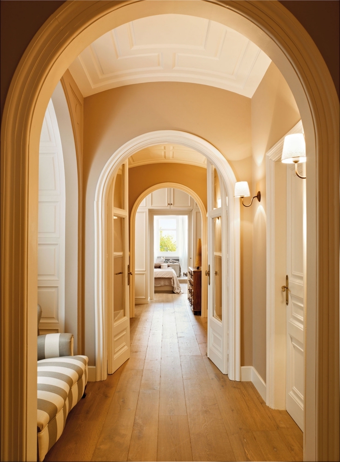 idée pour peindre un couloir avec beaucoup de portes et des éléments architecturaux, couloir aux murs couleur ocre avec des portes et boiseries blanches
