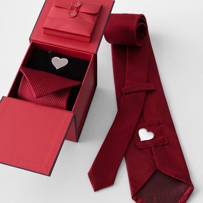 modèle de cravate luxueuse en rouge avec petit coeur à gravure, idée cadeau saint valentin homme, boîte cravate luxueuse en rouge