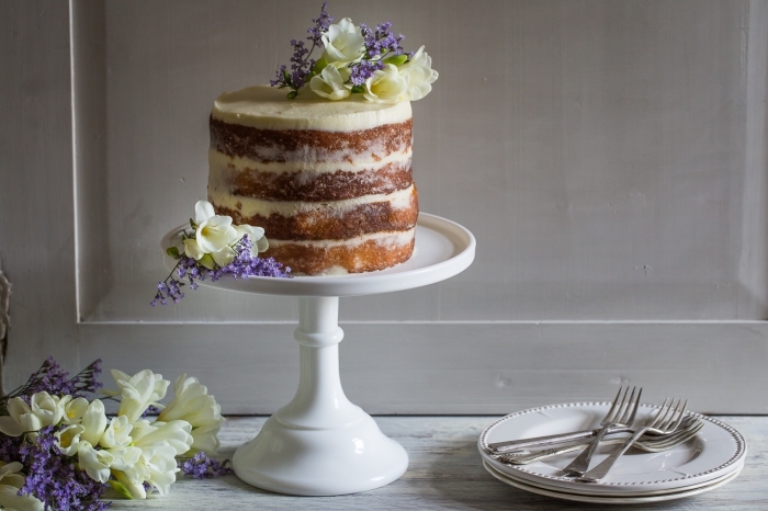 comment préparer du glaçage mascarpone pour un gâteau, recette de naked cake aux fleur de sureau, mascarpone et citron, décoré de jolies fleurs