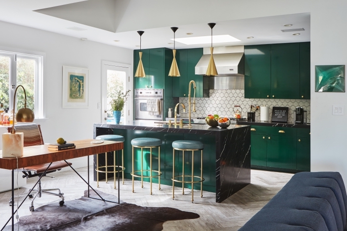 modèle de cuisine moderne avec crédence blanc et comptoir noir aménagée avec meubles de couleur vert épinard