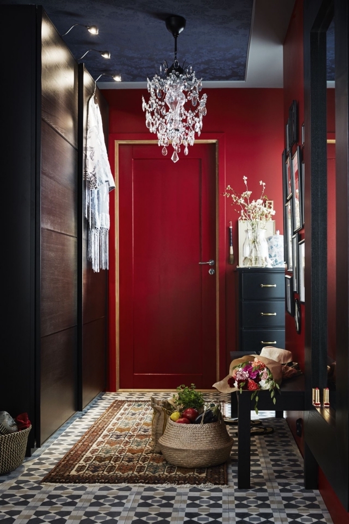 effet visuel dramatique dans ce couloir d'entrée peint en rouge et noir de style éclectique 