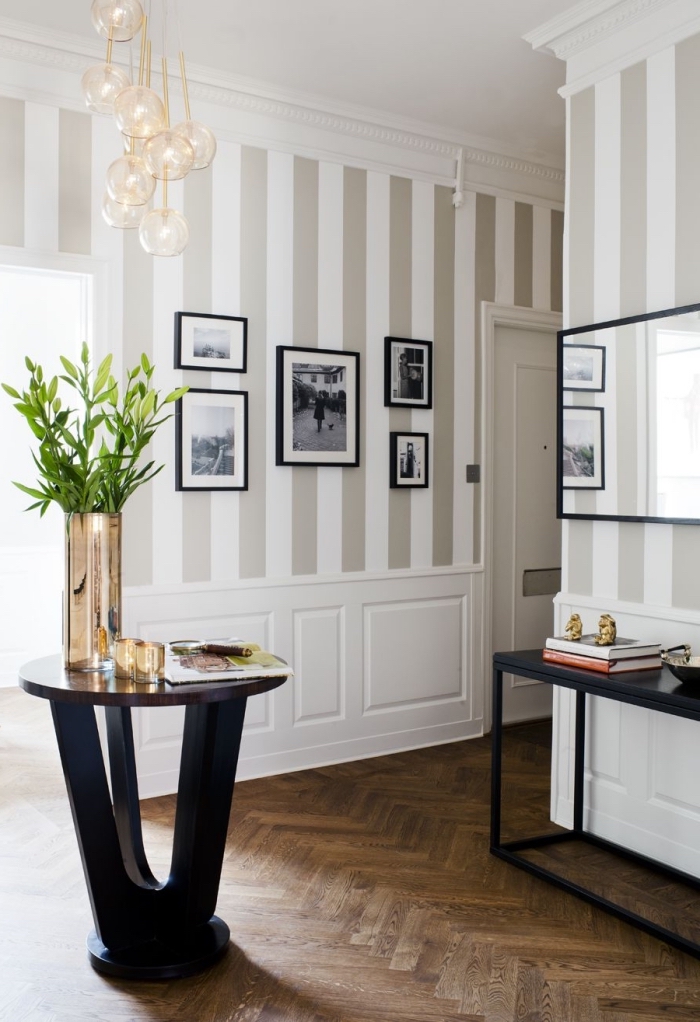 déco élégante d'un couloir aux murs avec des bandes de peinture taupe clair et blanc horizontales