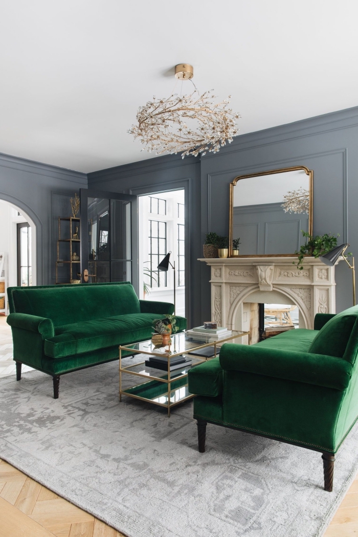 modèle de canapé design luxueux de couleur vert sapin, design salon aux murs gris avec parquet bois et plafond blanc