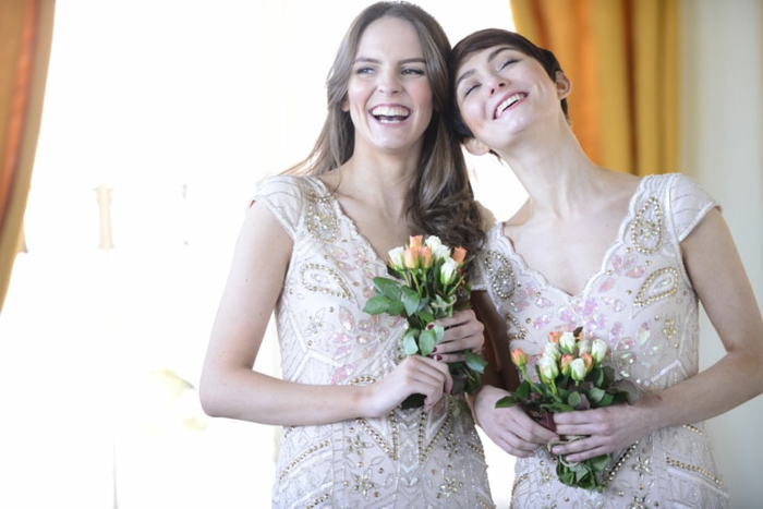 jeunes femmes invitées à un mariage, robes élégantes, coiffures simples et bouquets de fleurs