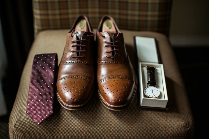 derbies brogues marron, cravate pointillée, montre homme tendance, idée tenue invité de mariage