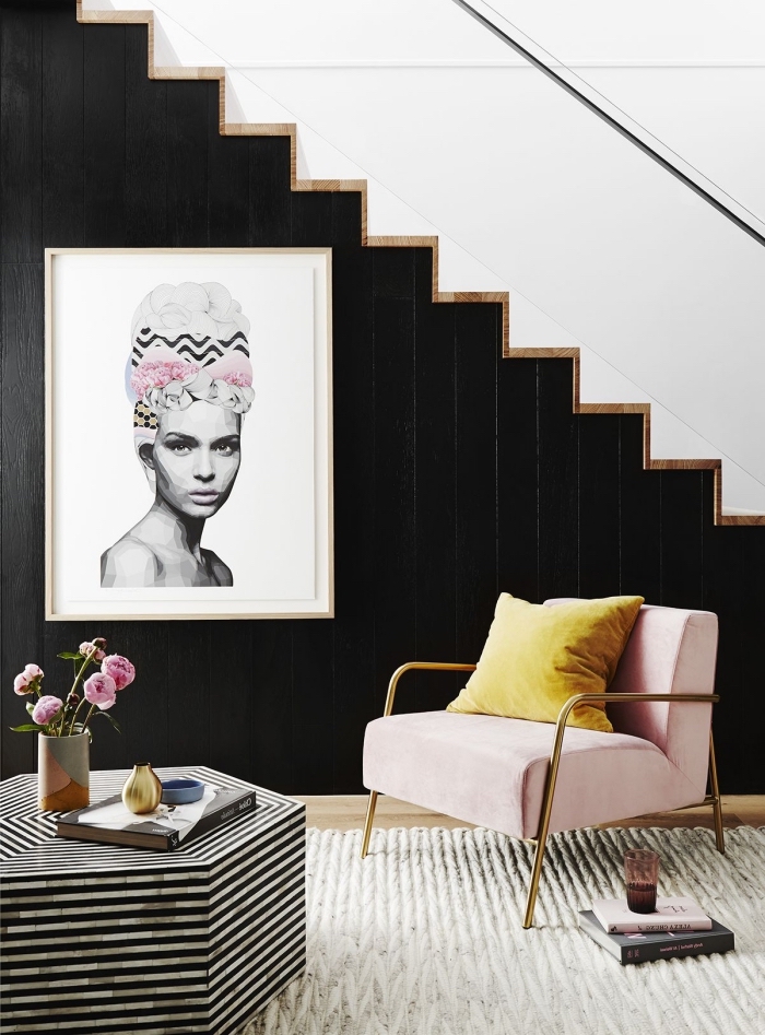 idée comment décorer l'espace sous escalier, modèle escalier moderne marches blanches et bois, déco féminine stylée en blanc noir et accents rose et jaune