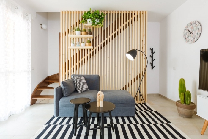 idée comment décorer un salon aux murs blancs avec meubles moderne et séparation de pièce en bois clair