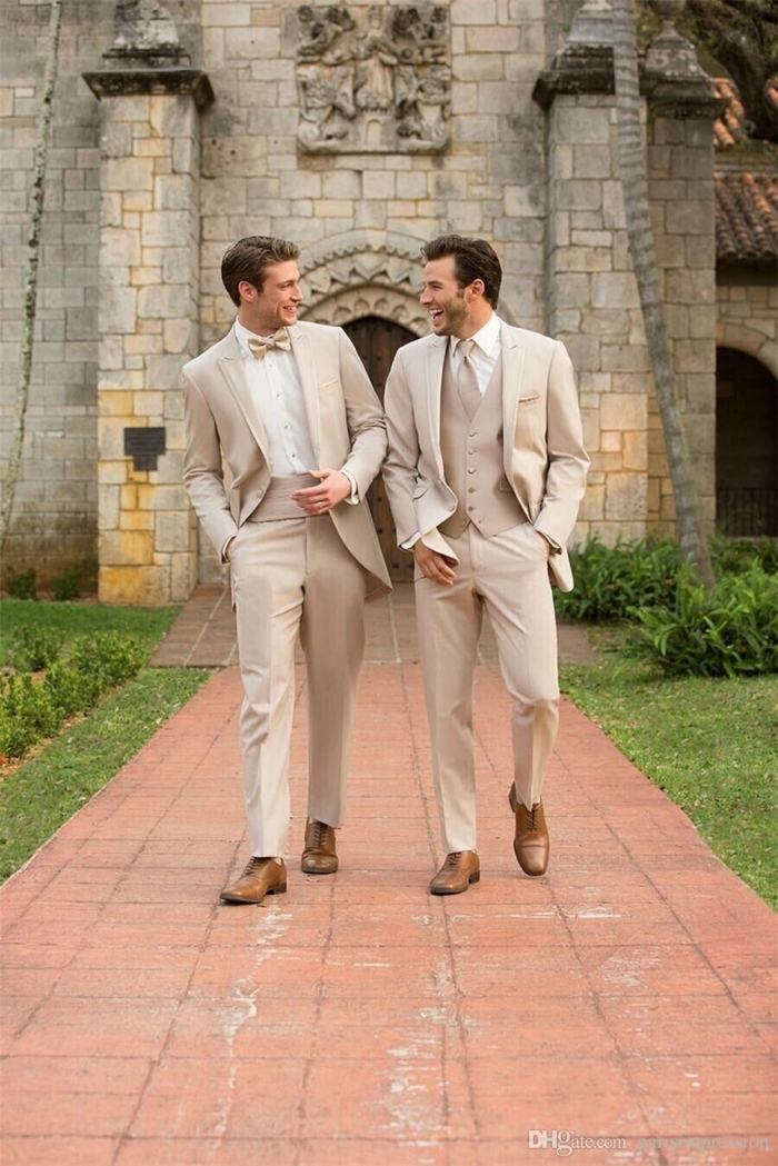 costumes hommes beiges, tenue pour mariage chic et moderne, chaussures homme tendance