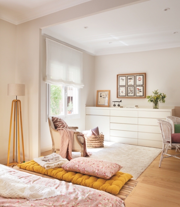 comment aménager une chambre enfant, déco pièce aux murs beige et plafond blanc avec meubles bois et accessoires rose pastel et objets de moutarde couleur