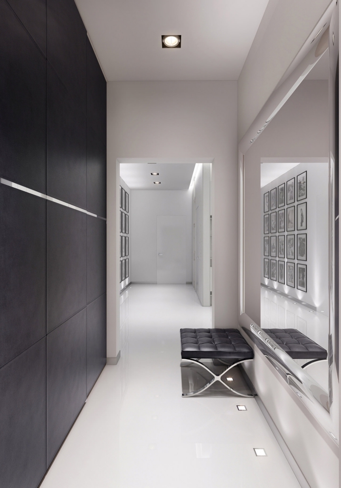 decoration couloir long et étroit blanc avec un mur d'accent noir et un grand miroir qui élargit visuellement l'espace