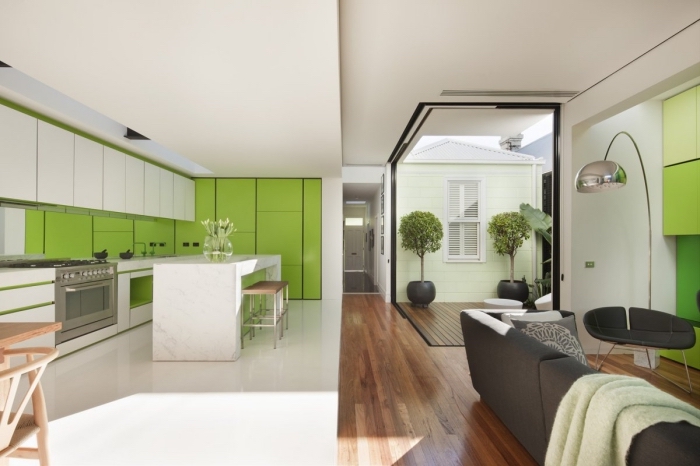 agencement cuisine vert anis et blanc, design intérieur moderne dans un salon blanc avec meuble gris anthracite et meuble rangement couleur vert anis