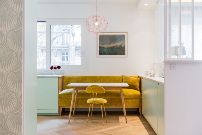 modèle de canapé jaune moutarde en velours, déco cuisine avec armoires vert menthe et table bois clair, modèle chaise velours et bois jaune