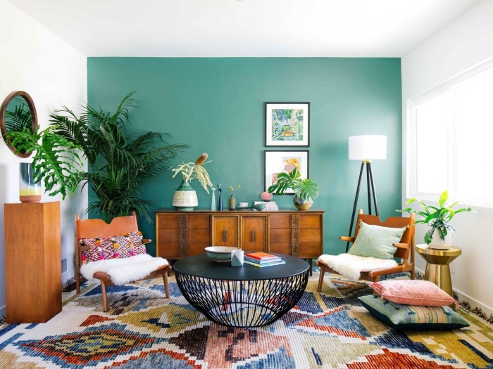 idée plantes vertes d'intérieur, modèle salon blanc avec mur de couleur vert celadon, tapis multicolore aux motifs géométriques
