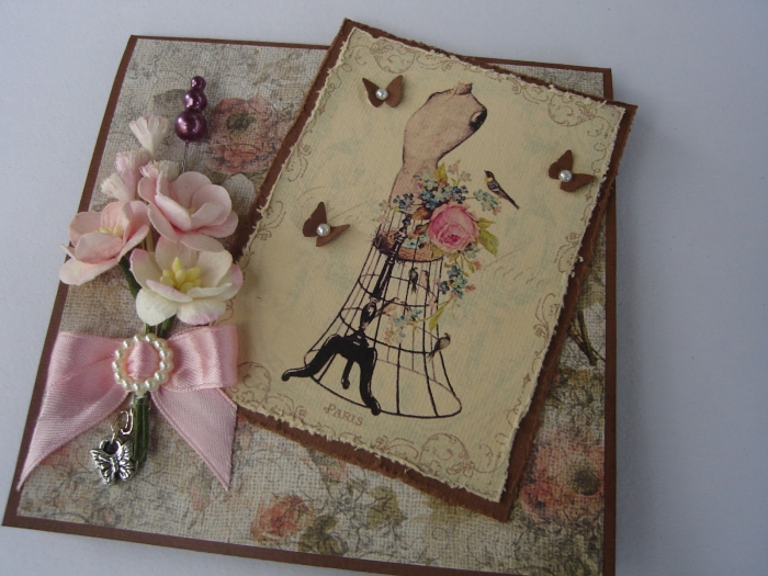modèle de carte fait main style vintage, comment décorer une carte scrapbooking avec papier vintage et ruban rose