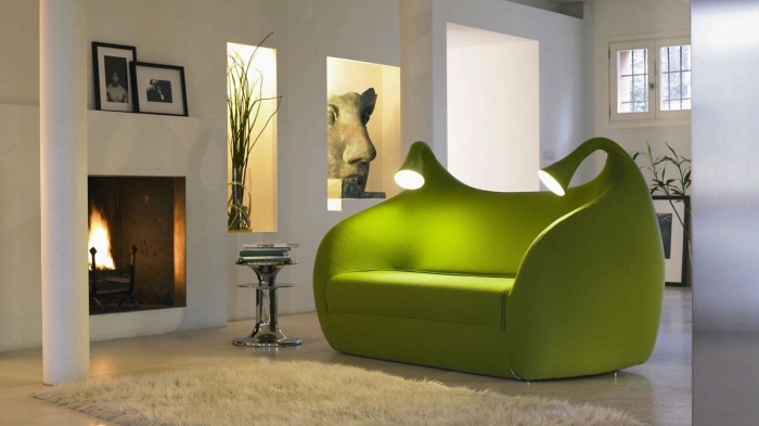 meuble de couleur vert anis, modèle de salon blanc de style contemporain avec cheminée et canapé vert futuriste