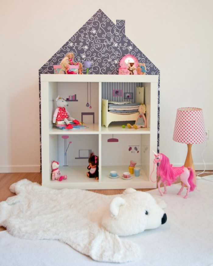 faire une maison de poupées avec un module de rangement kallax et du papier peint, astuces ikea chambre enfant