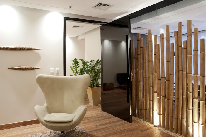 décoration pièce blanche au plancher bois avec un claustra intérieur en bambou, idée séparation pièce originale