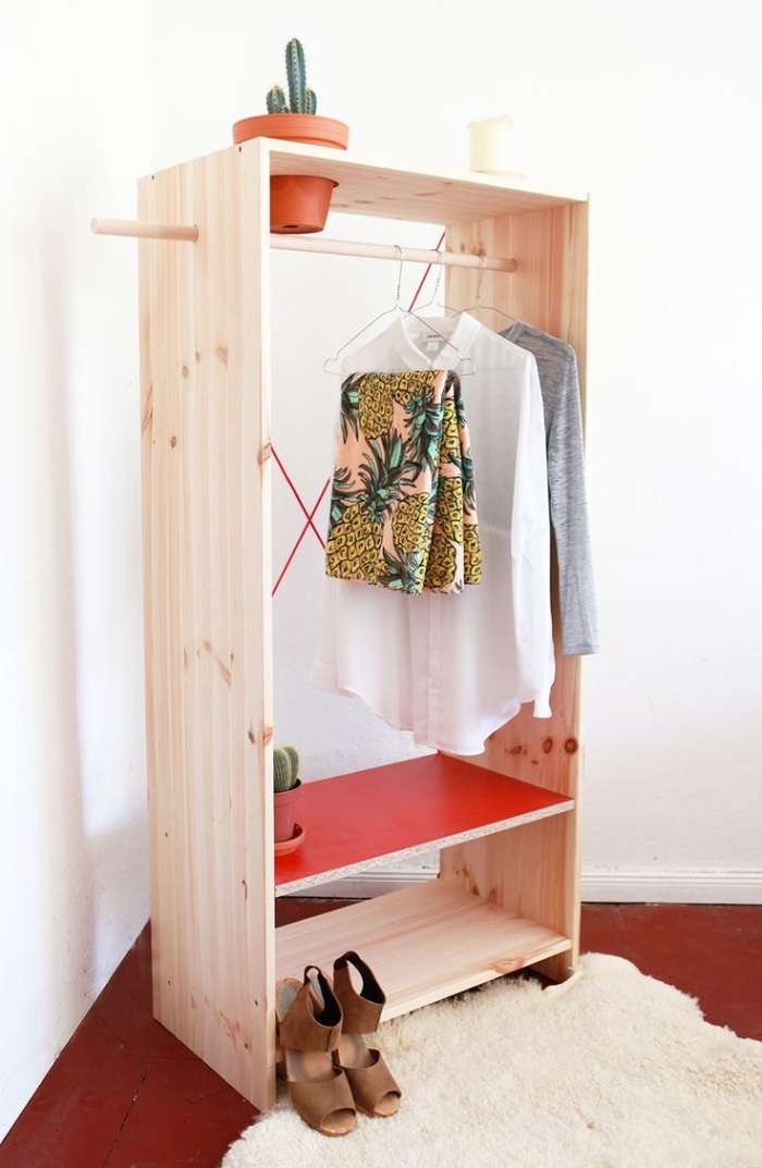 dressing fait-maison réalisé en bois avec étagères intégrées, une penderie en et un porte-plante