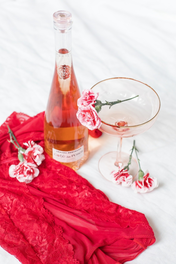 Carte st valentin, image romantique de vin rose et fleurs pour cadeau, photo couple amoureux images pour fond d ecran