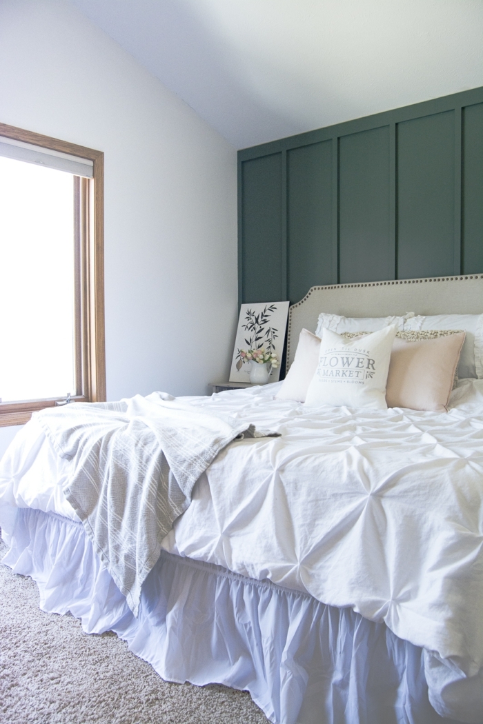 lit blanc, parure de lit vintage, chambre lumineuse, tapis gris, peinture murale en deux couleurs