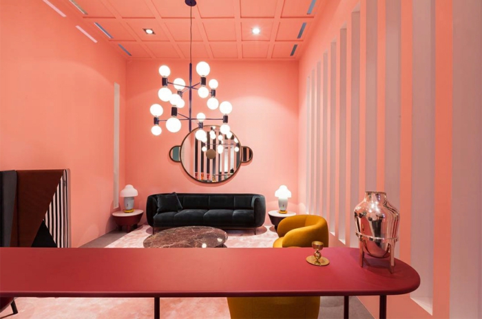 déco d'intérieur rose saumon, grande table rose, lampe molécule, fauteuil moutarde, miroir décoratif