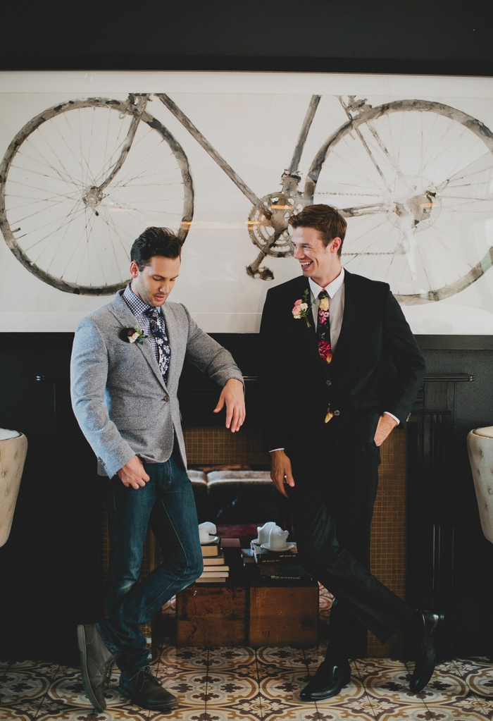 tenue invitée de mariage, bicyclette décorative, costume noire, cravate colorée, sol carreaux de ciment
