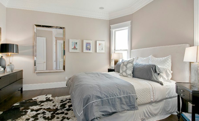 déco chambre en deux couleurs, tapis peau de vache, couverture de lit grise, miroir rectangulaire, tête de lit crème