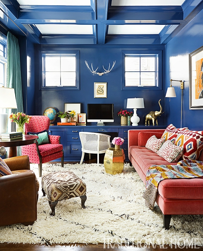 salle de séjour en bleu et rose, tapis blanc, tabouret baroque, chaise rose, sofa rose, tapis berbère 