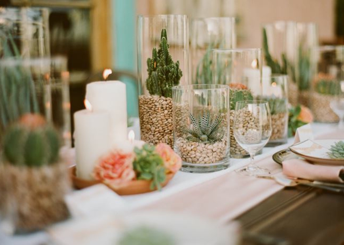 déco centre de table originale, bougies blanches, petits terrariums avec cactus et succulentes, chemin de table en toile